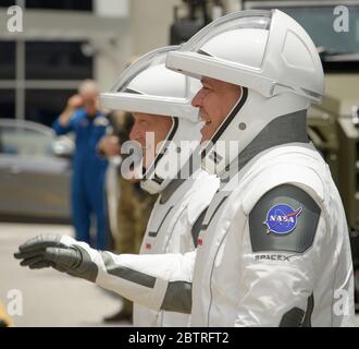 Floride, États-Unis. 27 mai 2020. Les astronautes de la NASA Douglas Hurley, à gauche, Et Robert Behnken, portant des espaces SpaceX, sont vus comme ils quittent le Neil A. Armstrong Operations and Checkout Building pour le complexe de lancement 39A pour embarquer sur le vaisseau spatial SpaceX Crew Dragon pour le lancement de la mission Demo-2, le 27 mai 2020, au Kennedy Space Center de la NASA en Floride. La mission SpaceX Demo-2 de la NASA est le premier lancement avec les astronautes du vaisseau spatial SpaceX Crew Dragon et de la fusée Falcon 9 vers la Station spatiale internationale dans le cadre du programme d'équipage commercial de l'agence. Crédit : UPI/Alay Live News Banque D'Images