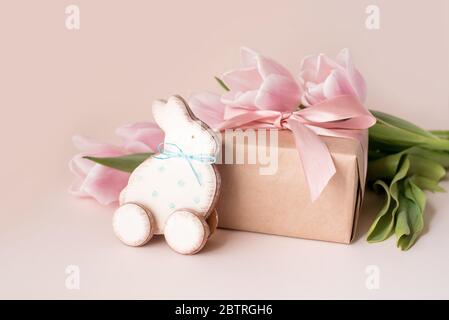 Pain d'épice de Pâques sur bâtonnets sous forme de lapin, cadeau, œufs, fleurs, contenu festif. Banque D'Images