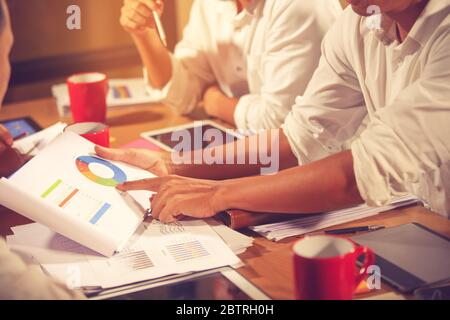 Réunion de conseillers d'affaires pour analyser et discuter de la situation sur le rapport financier dans la salle de réunion.Consultant en investissement,Consultant financier,F Banque D'Images