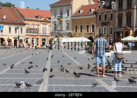 BRASOV, Roumanie - 21 août 2012 : les touristes visiter la Place Sfatului à Brasov, Roumanie. Brasov est une destination touristique populaire avec 581 983 arrivées en Banque D'Images