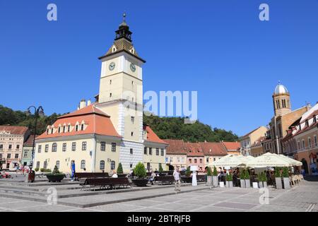 BRASOV, Roumanie - 21 août 2012 : les touristes visiter la Place Sfatului à Brasov, Roumanie. Brasov est une destination touristique populaire avec 581 983 arrivées en Banque D'Images