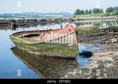 Bateaux abandonnés à Bowling Harbour, West Dunbartonshire. Banque D'Images