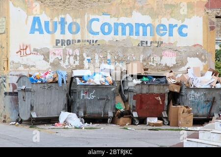 SUBOTICA, SERBIE - 12 août 2012 : les déchets municipaux les bennes de Subotica, Serbie. En 2016 seulement 10 pour cent des déchets solides a été recyclé en Serbie. Banque D'Images