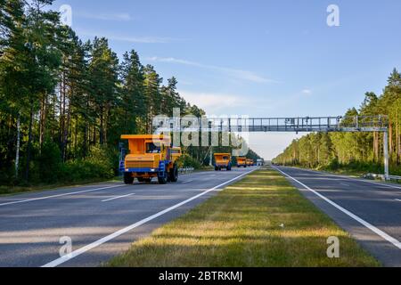 Zhodzina, Bélarus - 16 août 2013 : exploitation de granite dans la carrière de camions de BelAZ Banque D'Images