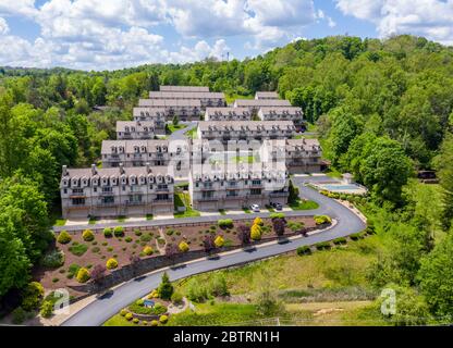 Panorama d'un aménagement de maison de ville à Cheat Lake à partir d'un drone aérien tourné près de Morgantown, Virginie-Occidentale Banque D'Images