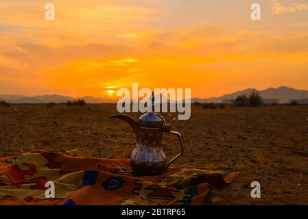 Pot à café arabe traditionnel avec une tasse de dessert Banque D'Images