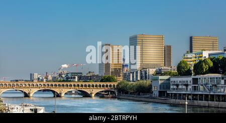 Paris, France - 6 mai 2020 : vue sur les tours de la Bibliothèque nationale de France. Site inauguré par le Président François Mitterrand en 1995. Bercy BR Banque D'Images