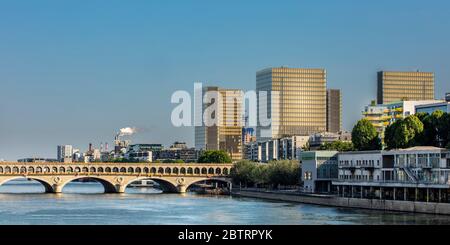 Paris, France - 6 mai 2020 : vue sur les tours de la Bibliothèque nationale de France. Site inauguré par le Président François Mitterrand en 1995. Bercy BR Banque D'Images