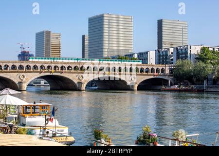 Paris, France - 6 mai 2020 : vue sur les tours de la Bibliothèque nationale de France. Site inauguré par le Président François Mitterrand en 1995. Bercy BR Banque D'Images