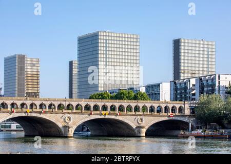 Paris, France - 6 mai 2020 : vue sur les tours de la Bibliothèque nationale de France. Site inauguré par le Président François Mitterrand en 1995. Bercy BR Banque D'Images