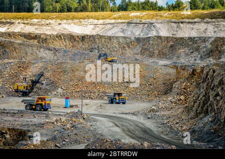 Zhodzina, Bélarus - 16 août 2013 : exploitation de granite dans la carrière de camions de BelAZ Banque D'Images