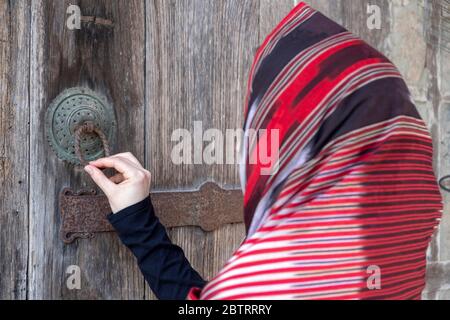 Fille et maisons traditionnelles dans des vêtements traditionnels appelés Keşan dans sürmene trabzon turquie Banque D'Images