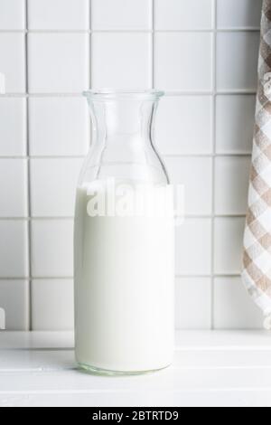 Lait frais en bouteille sur la table de cuisine. Banque D'Images