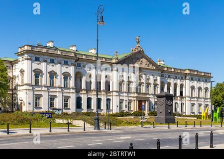 Varsovie, Mazovie / Pologne - 2020/05/10: Vue panoramique du Palais baroque de Krasinski - Palac Krasinskich - à la place Krasinski dans le quartier historique de la vieille ville Banque D'Images