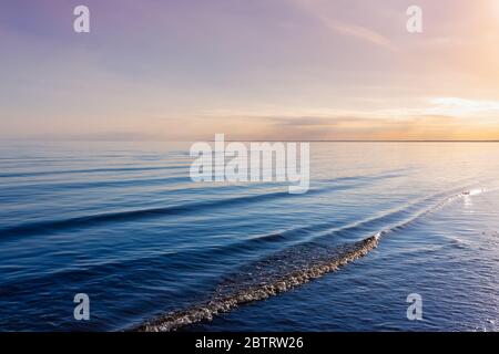 Magnifique coucher de soleil sur la mer Baltique. Fond naturel. Lettonie. Après-midi, calme en soirée sur la mer. Banque D'Images