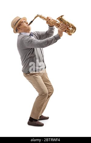 Photo en profil complet d'un homme âgé jouant un sax isolé sur fond blanc Banque D'Images