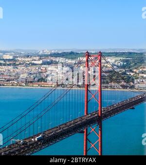 Tour du pont du 25 avril et circulation sur le pont avec paysage urbain sur fond. Banque D'Images