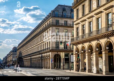 Paris, France - 14 mai 2020 : rue de Rivoli, rue de Rivoli, typique de Paris, lors de l'enfermement dû au Covid-19 Banque D'Images