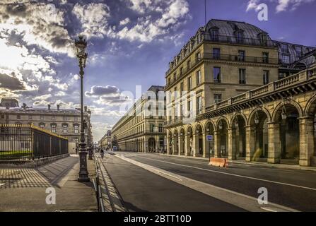 Paris, France - 14 mai 2020 : rue de Rivoli, rue de Rivoli, typique de Paris, lors de l'enfermement dû au Covid-19 Banque D'Images