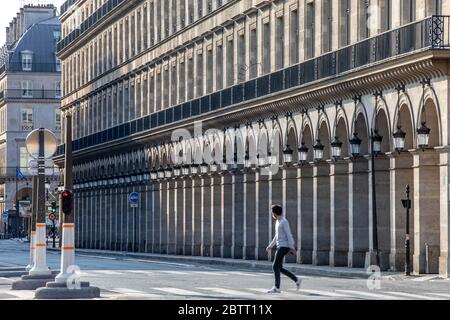 Paris, France - 14 mai 2020 : rue de Rivoli, rue de Rivoli, typique de Paris, lors de l'enfermement dû au Covid-19 Banque D'Images