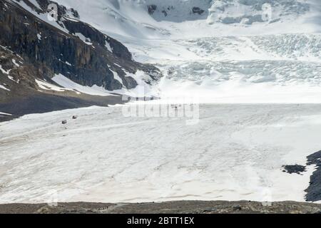 COLUMBIA ICEFIELD, ALBERTA, CANADA - JUIN 2018 : le glacier Athabasca dans le champ de glace Columbia en Alberta, Canada. Les camions sont sur le champ de glace Banque D'Images