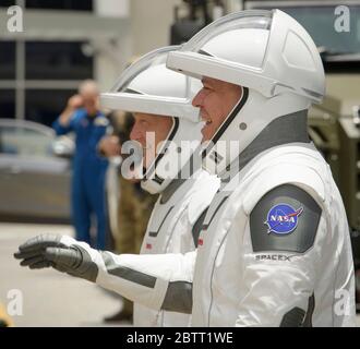 Cape Canaveral, États-Unis d'Amérique. 27 mai 2020. Les astronautes de la NASA Douglas Hurley, à gauche, et Robert Behnken, qui portent des espaces SpaceX, se sont empaillés de famille et d'amis lorsqu'ils quittent le bâtiment Neil Armstrong Operations and Checkout Building pour le complexe de lancement 39A pour le lancement de la mission Demo-2 au Kennedy Space Center le 27 mai 2020 Cape Canaveral, en Floride. La mission SpaceX Demo-2 de la NASA est le premier lancement commercial qui transporte des astronautes à la Station spatiale internationale. Credit: Bill Ingalls/NASA/Alamy Live News Credit: Bill Ingalls/NASA/Alamy Live News Banque D'Images