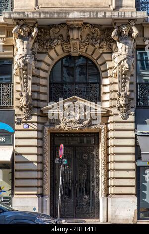 Paris, France - 14 mai 2020 : ancienne porte avec statues sculptées dans la poutre Banque D'Images