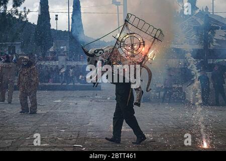 Les gens qui célèbrent à un festival en l'honneur de Saint Lorenzo Mártir portent des feux de feu sur leurs épaules à Zinacantán, Mexique. Les taureaux sont faits de paille et recouverts de papier et d'autres matériaux avec des feux d'artifice farcis à l'intérieur. Ils sont éclairés après avoir été bénis dans l'église, à l'excitation de tous les spectateurs qui se réunissent pour observer. (Marissa Revilla, GPJ Mexique) Banque D'Images