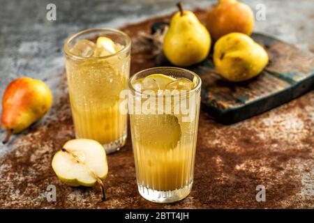 Boisson d'été fraîche avec glace et fruits à la poire sur fond rustique Banque D'Images