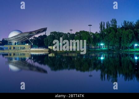 Pékin / Chine - 3 octobre 2015 : vue de nuit du parc de Chaoyang, le plus grand parc de Pékin, Chine Banque D'Images