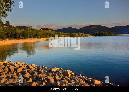 Le Sihlsee vu près du camping 'grüen aff', avec vue vers willerzell et brut. Banque D'Images