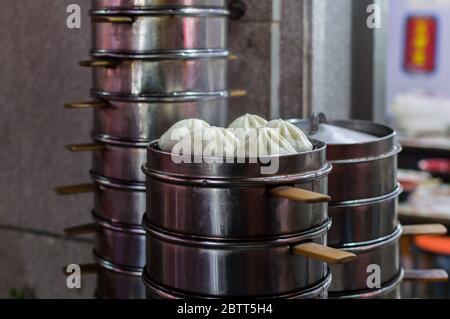 Petits pains de porc et de légumes à la vapeur (baozi) devant un restaurant dans la rue piétonne et commerçante populaire de Qianmen à Beijing, en Chine Banque D'Images