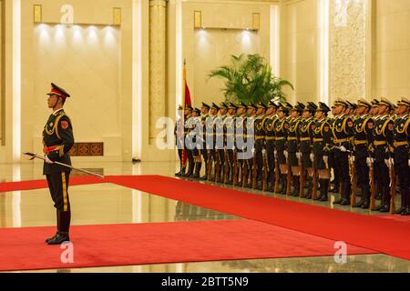 Beijing / Chine - 26 novembre 2015 : Garde d'honneur de l'Armée populaire de libération de la République populaire de Chine lors d'une cérémonie officielle au G Banque D'Images