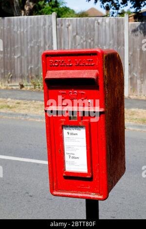 Queen Elizabeth II, boîte postale rouge ER sur un pilier, Arnold Avenue, Gonerby Hill foot, Grantham, Lincolnshire, Angleterre. Mai 2020 Banque D'Images