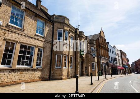 L'hôtel Angel and Royal. Ancienne auberge de coaching sur la Great North Road, Grantham, Lincolnshire, Angleterre. Mai 2020 Banque D'Images