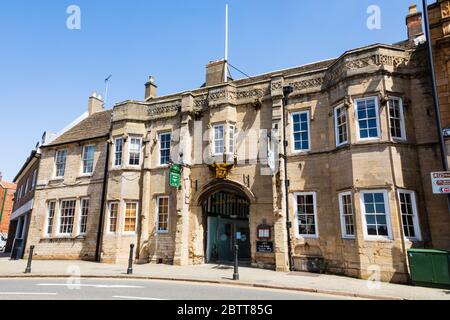 L'hôtel Angel and Royal. Ancienne auberge de coaching sur la Great North Road, Grantham, Lincolnshire, Angleterre. Mai 2020 Banque D'Images