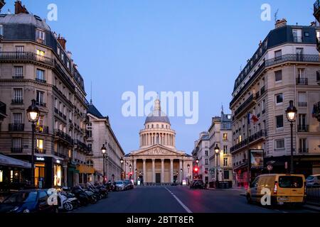 Paris, France - 26 mars 2020 : 10ème jour de confinement à cause de Covid-19 devant le Panthéon à Paris. Les rues sont vides Banque D'Images