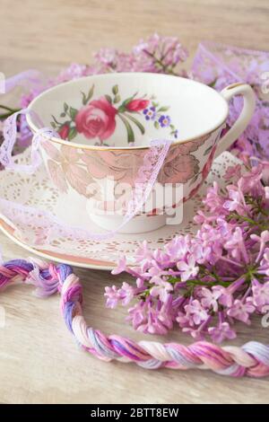 Fleurs lilas avec coupe vintage, violet et violet, image verticale Banque D'Images