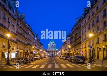 Paris, France - 26 mars 2020 : 10ème jour de confinement à cause de Covid-19 devant le Panthéon à Paris. Les rues sont vides Banque D'Images