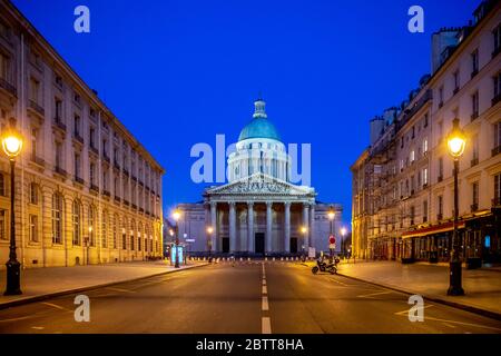 Paris, France - 26 mars 2020 : 10ème jour de confinement à cause de Covid-19 devant le Panthéon à Paris. Les rues sont vides Banque D'Images