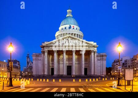 Paris, France - 26 mars 2020 : 10ème jour de confinement à cause de Covid-19 devant le Panthéon à Paris. Les rues sont vides Banque D'Images