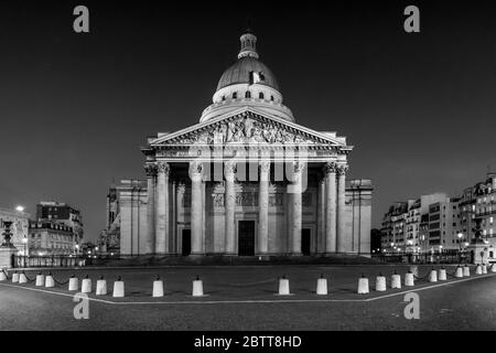 Paris, France - 26 mars 2020 : 10ème jour de confinement à cause de Covid-19 devant le Panthéon à Paris. Les rues sont vides Banque D'Images