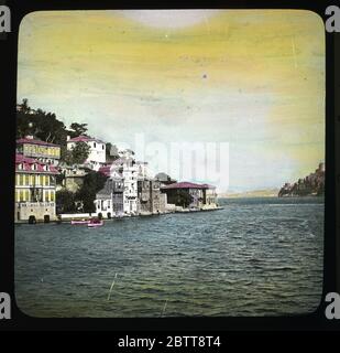 Rumeli Hisari et Kandilli au Bosphore. Kandilli est un quartier d'Üsküdar, Istanbul, Turquie. Il se trouve sur la rive asiatique du Bosphore et abrite certaines des forêts de la ville d'Istanbul. Rumelihisarı (également connu sous le nom de Château Rumelian et Château de Roumeli Hissar) ou Château Bogazkesen est une forteresse médiévale située à Istanbul, en Turquie, sur une série de collines sur les rives européennes du Bosphore. Diapositive colorée à la main d'environ 1910. Photographie sur une plaque de verre sec de la collection Herry W. Schaefer. Banque D'Images