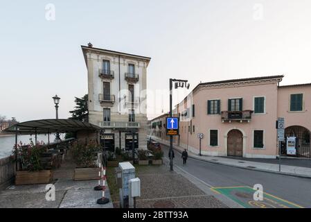 VÉRONE, ITALIE - 14, MARS 2018 : image horizontale des anciens bâtiments près de la rivière Adige à Vérone, Italie Banque D'Images