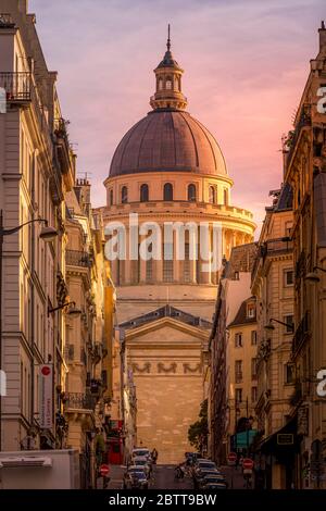 Paris, France - 17 avril 2020 : rue à Paris avec monument du Panthéon en arrière-plan au coucher du soleil Banque D'Images