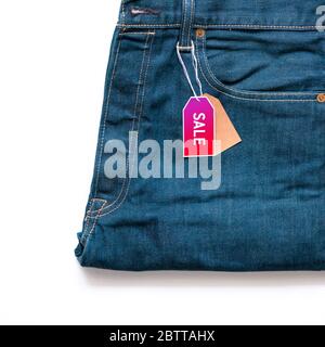 Gros plan sur les étiquettes multicolores avec blanc solde Inscription sur les jeans. Modèle de conception, offre spéciale de vente finale Banque D'Images