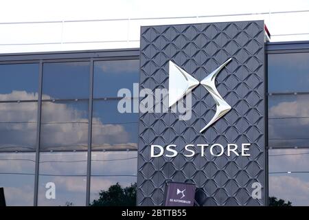 Bordeaux , Aquitaine / France - 05 05 2020 : logo de la marque ds store shop et enseigne sur le bâtiment de la concession murale Banque D'Images