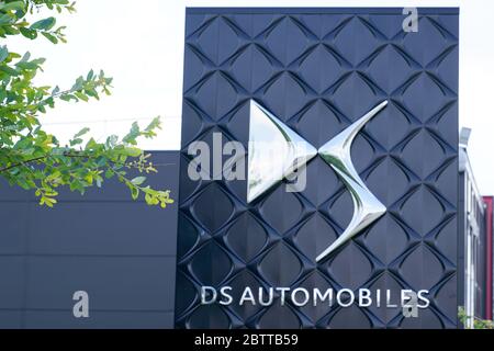Bordeaux , Aquitaine / France - 05 05 2020 : boutique de voitures DS automobiles avec logo et enseigne Banque D'Images