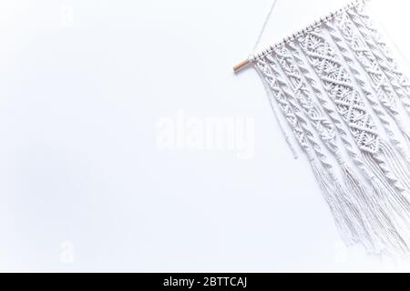 macrame fait main sur fond blanc, place pour le texte, espace de copie, bannière, mise en page plate, vue de dessus, créativité de passe-temps Banque D'Images