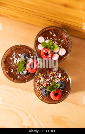 Vue de dessus prise de vue en groupe de verres remplis de délicieux chocolat mousse Banque D'Images